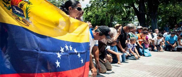 Cristãos evangélicos venezuelanos oram pelo seu país. (Foto: Divulgação/ED)