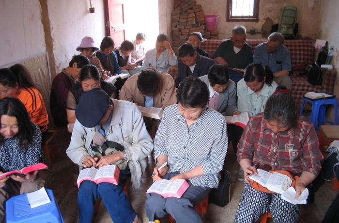Cristãos se reúnem clandestinamente em casas na China por não poderem frequentar igrejas. (Foto: Reprodução/Ásia News)