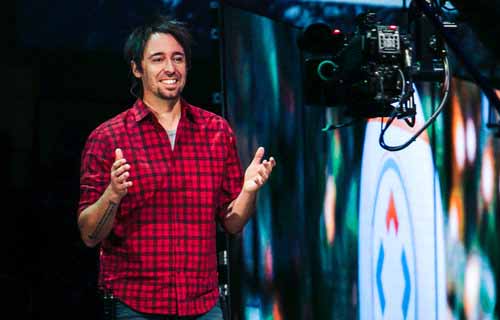 Pastor Dave Admsom durante ministração pela TV. (Foto: Divulgação/Echo Group)