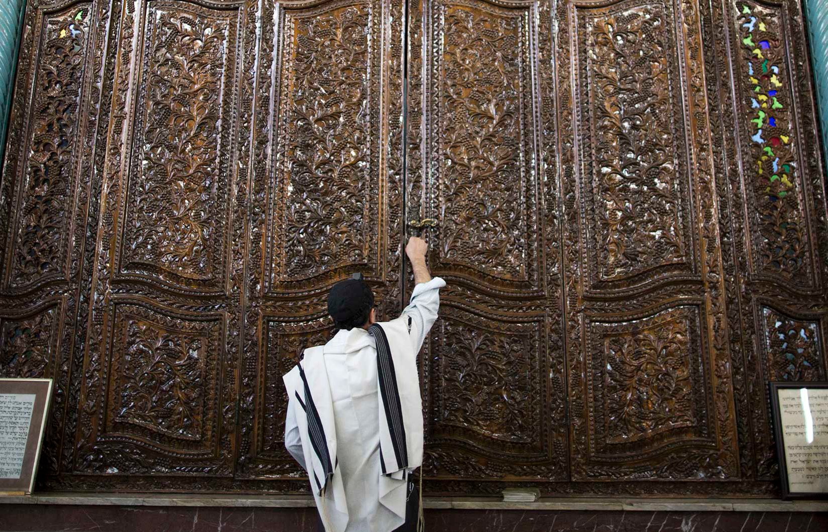 Judeu durante as orações da manhã na Sinagoga Youssef Abad em Teerã, capital do Irã. (Foto: Behrouz Mehri/AFP/Getty Images)