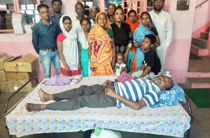 Cristão agredido por radicais hindus dentro de casa. (Foto: Divulgação/Ásia News)