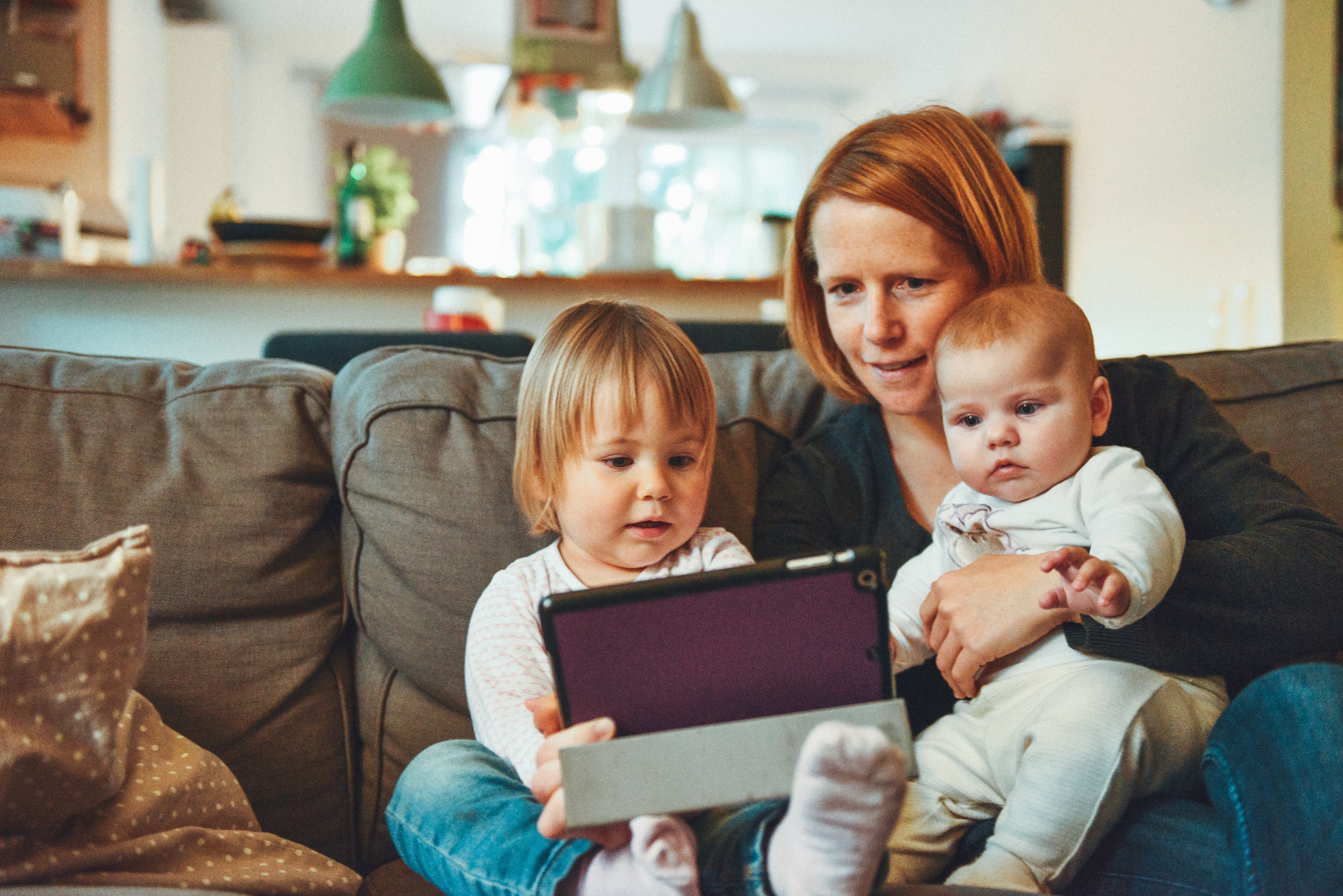 Mães são principais influenciadoras espirituais dos filhos. (Foto: Alexander Dummer/Unsplash)