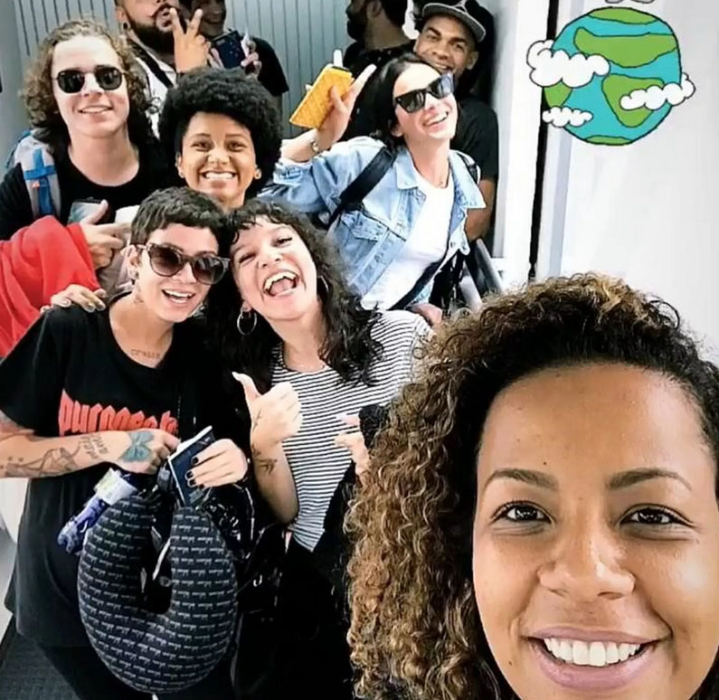 Bruna Marquezine pouco antes de embarcar com um grupo de missionários para Angola. (Foto: Reprodução/Instagram)