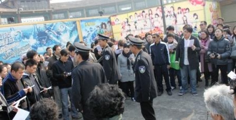 Crentes são impedidos de entrar na igreja que teve fechaduras trocadas pelas autoridades chinesas. (Foto: Reprodução/Asia News)