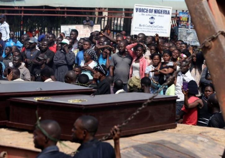 Pessoas choram enquanto um caminhão carrega os caixões de pessoas mortas pelos Fulani, em Makurdi, Nigéria. (Foto: Reuters/Afolabi Sotunde)