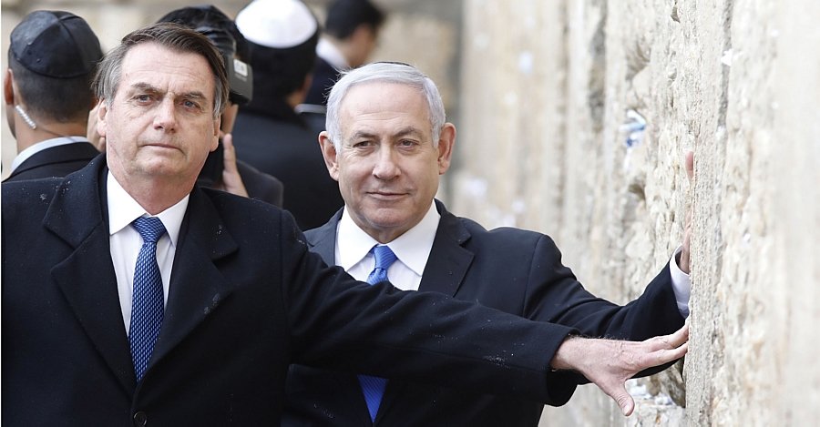 Presidente brasileiro Jair Bolsonaro e primeiro-ministro israelense Benjamin Netanyahu oram no muro ocidental, o local mais sagrado onde os judeus, na Cidade Velha de Jerusalém em 1 de abril de 2019. (Foto de Menahem KAHANA / POOL / AFP)