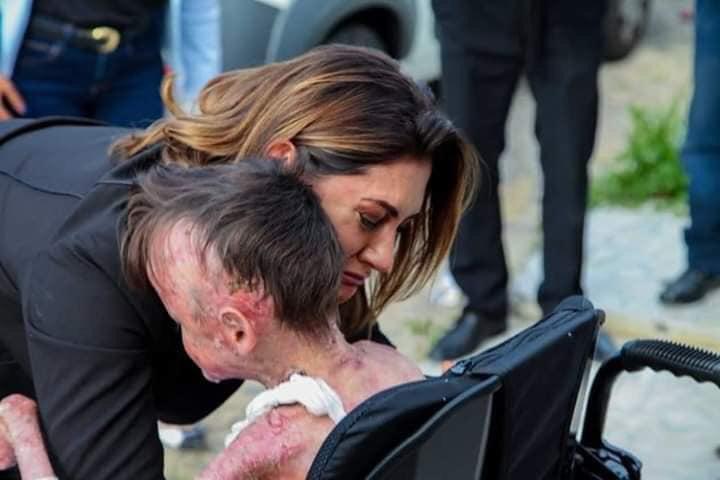 Primeira-dama Michelle Bolsonaro se emociona ao encontrar pacientes com doenças raras. (Foto: Reprodução/Twitter)