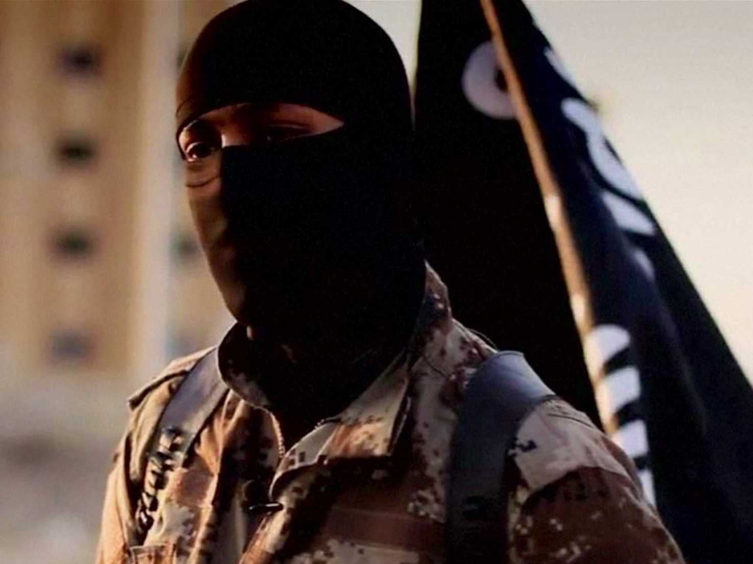 Homem mascarado em vídeo divulgado por militantes do Estado Islâmico em 2014. (Foto: Reuters/FBI)