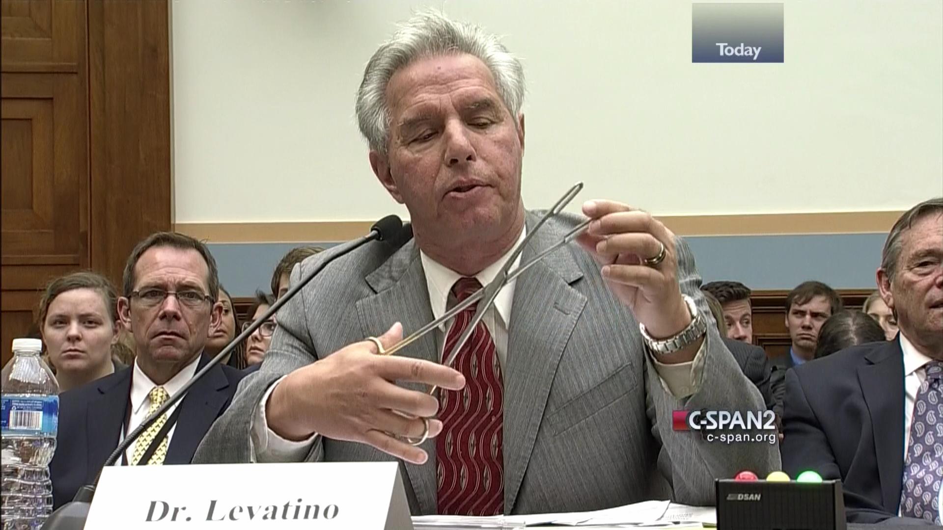 Depois de anos realizando o procedimento, hoje o Dr. Anthony Levatino fala contra o aborto. (Foto: C-SPAN)