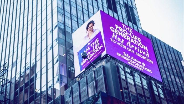 Outdoor luminoso é exibido na Times Square, em Manhattan, com mensagens pró-vida. (Foto: Reprodução/SFLA)