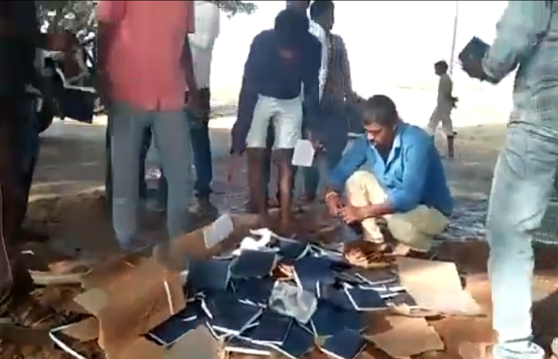 Radicais hindus queimam cerca de 1000 Bíblias em praça pública. (Foto: Reprodução/Twitter)