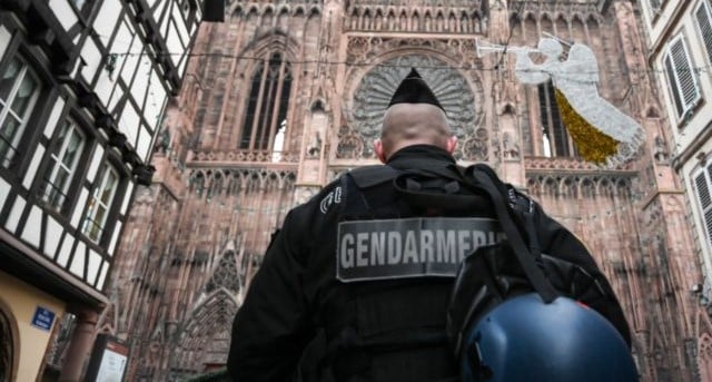 Policial se posiciona diante de igreja na França. (Foto: SEBASTIEN BOZON/AFP/Getty)