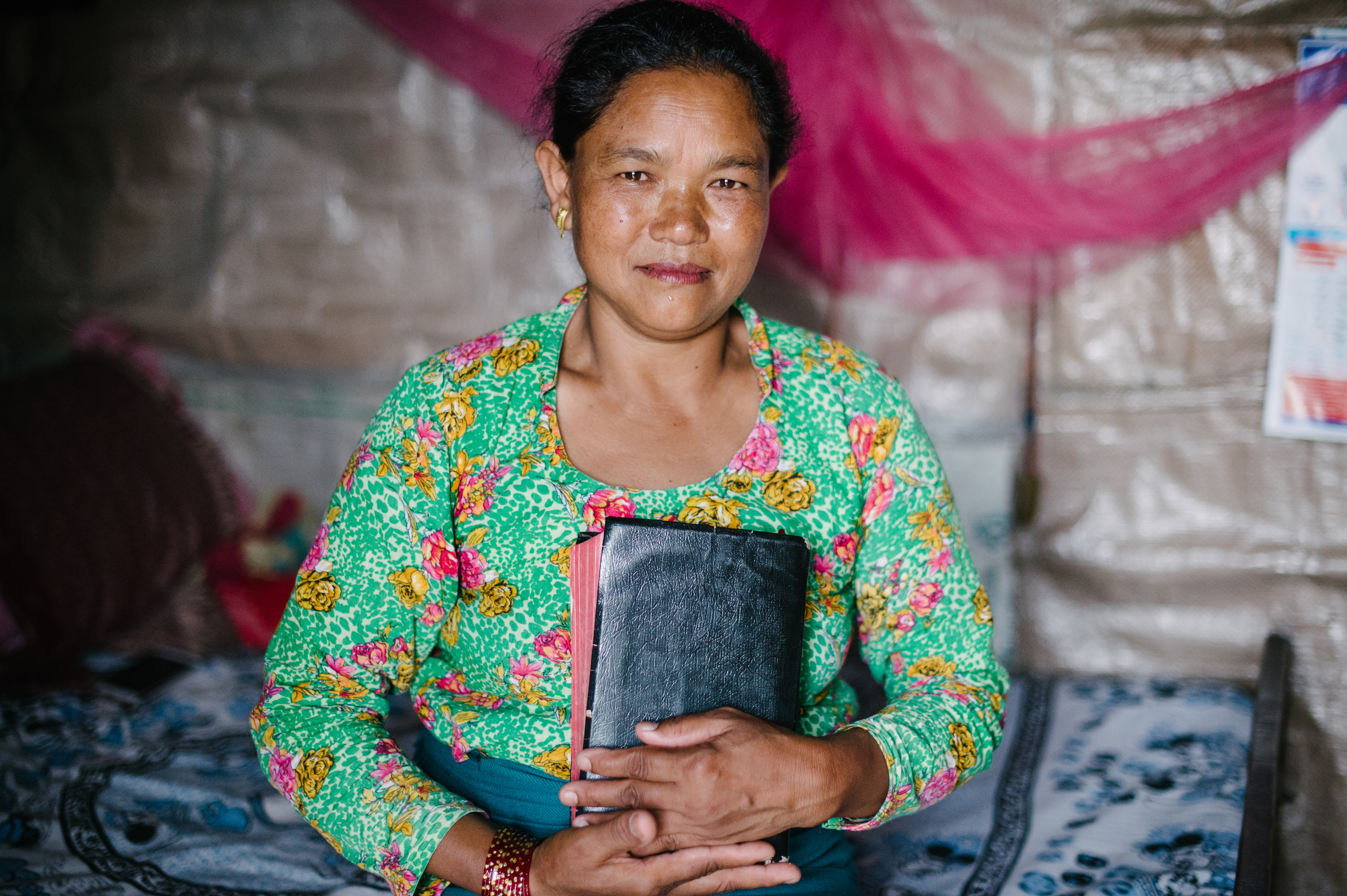 Hasmita e sua Bíblia: Vida nova com Jesus. (Foto: Reprodução/TTI)