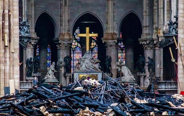 Vista do interior da Catedral de Notre-Dame, em Paris, após incêndio. (Foto: EPA, via ANSA)