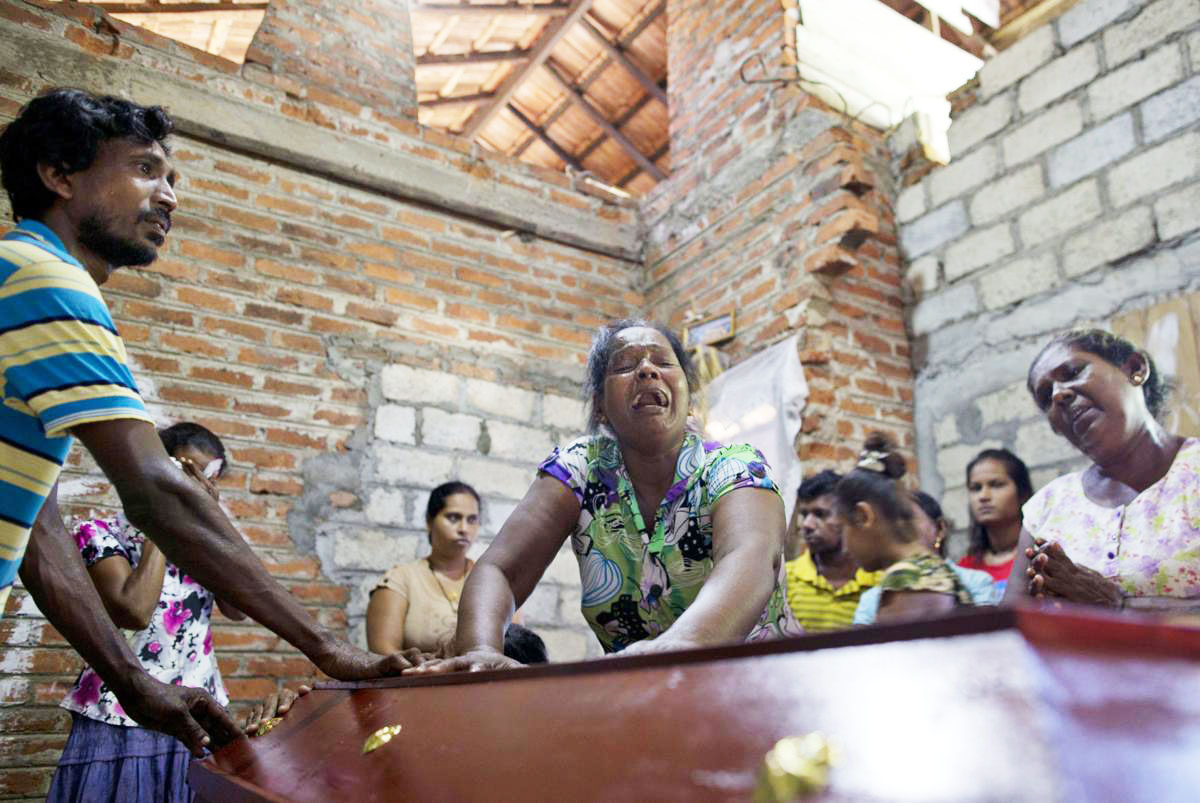 Lalitha chora sobre o caixão da sobrinha de 12 anos, Sneha Savindi, que foi vítima do ataque à igreja de St. Sebastian, no domingo de Páscoa, no Sri Lanka. (Foto: AP Photo/Gemunu Amarasinghe)