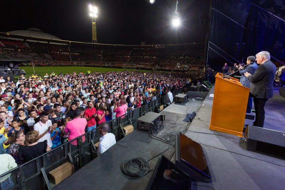 Na Colômbia, Franklin Graham prega sobre Lucas 19, a história de Zaqueu, que estava curioso sobre Jesus. (Foto: Reprodução/BGEA)