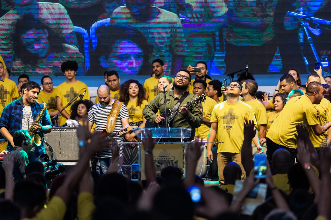 Eli Soares foi um dos que liderou milhares de jovens em momentos de louvor no evento Eli Soares - "Juventude Paulistana - Festival de Arte e Cidadania". (Foto: Divulgação)