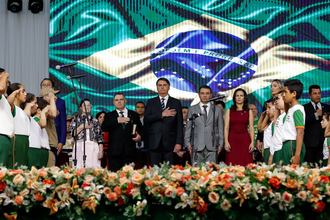 Presidente Bolsonaro ouve a execução do Hino Nacional na abertura oficial do 37º Gideões Missionários. (Foto: Alan Santos/PR)