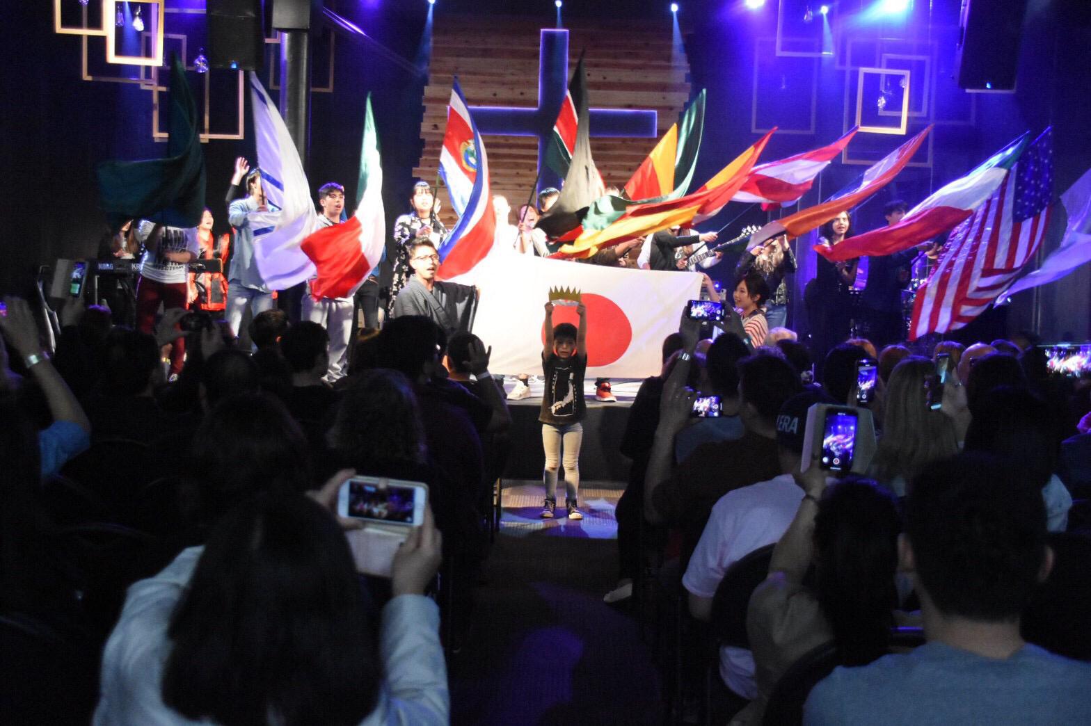 Momento de oração em conferência na Igreja Apostólica Restaurando Nações, no Japão. (Foto: IARN Japan)