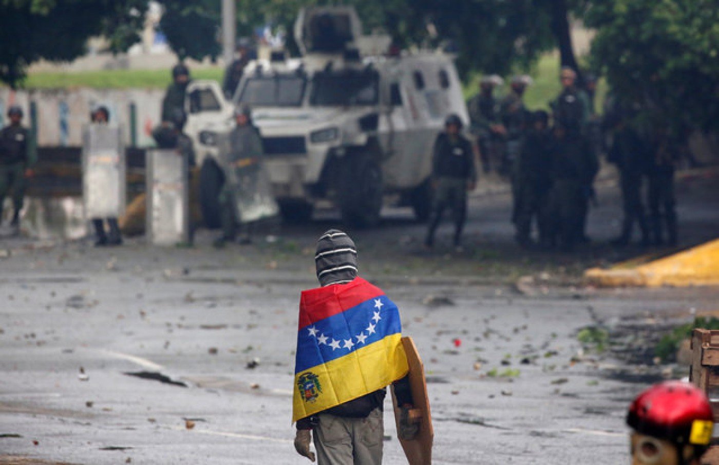 Manifestante de frente para as Forças Armadas em protesto contra Nicolás Maduro, na Venezuela. (Foto: Reuters/Carlos Garcia Rawlins)