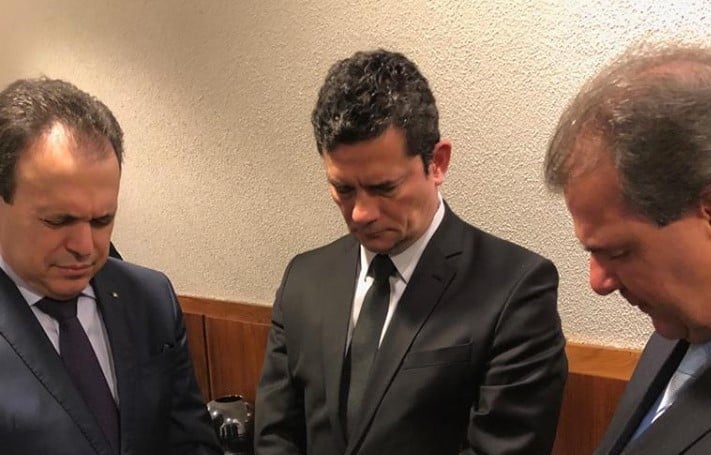 Pastores membros dos Gideões Internacionais no Brasil oram com Sérgio Moro em Brasília. (Foto: Facebook/Gideões Internacionais no Brasil)