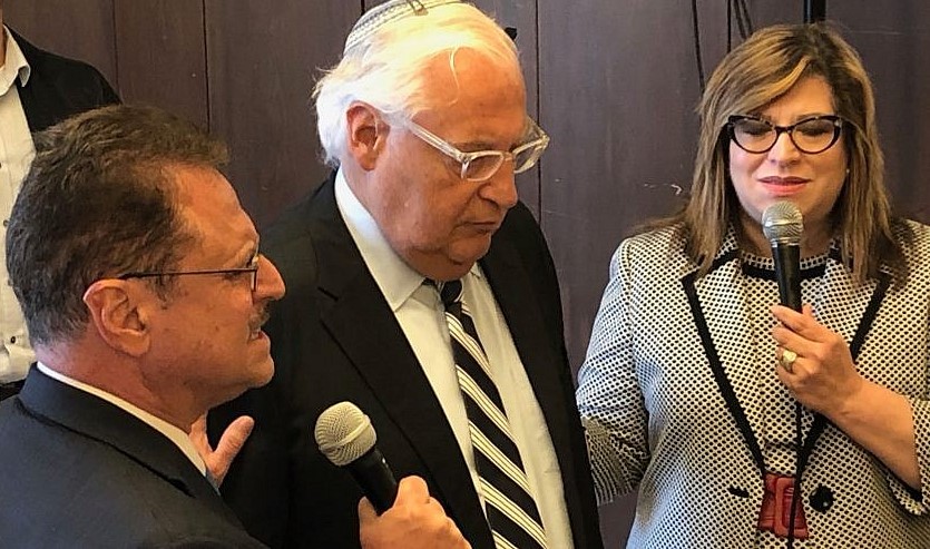 Embaixador dos EUA em Israel David Friedman (centro) ao lado do pastor Mario Bramnick (canto inferior esquerdo), presidente da Coalizão Latina para Israel. (Foto: Reprodução/JNS)