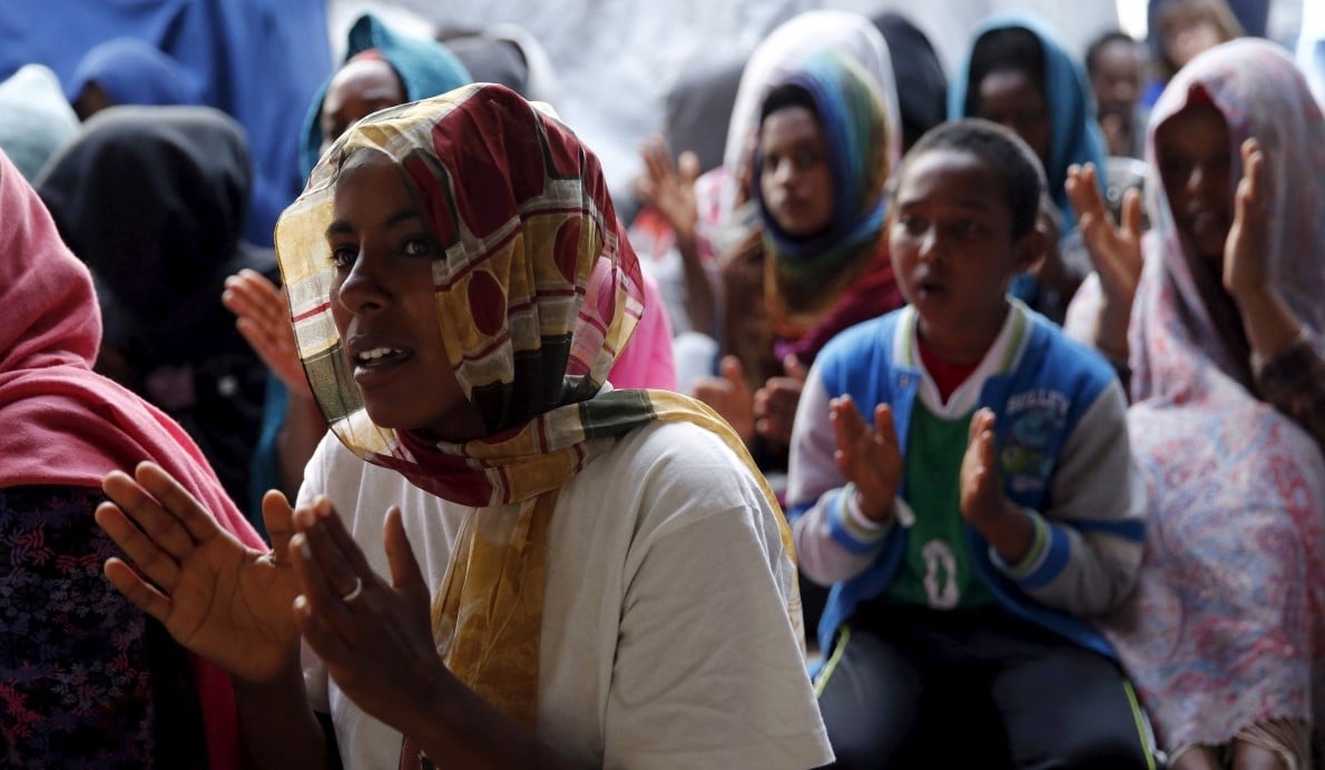 Mulheres e crianças cristãs da Eritreia e Etiópia participam de culto. (Foto: Reuters)