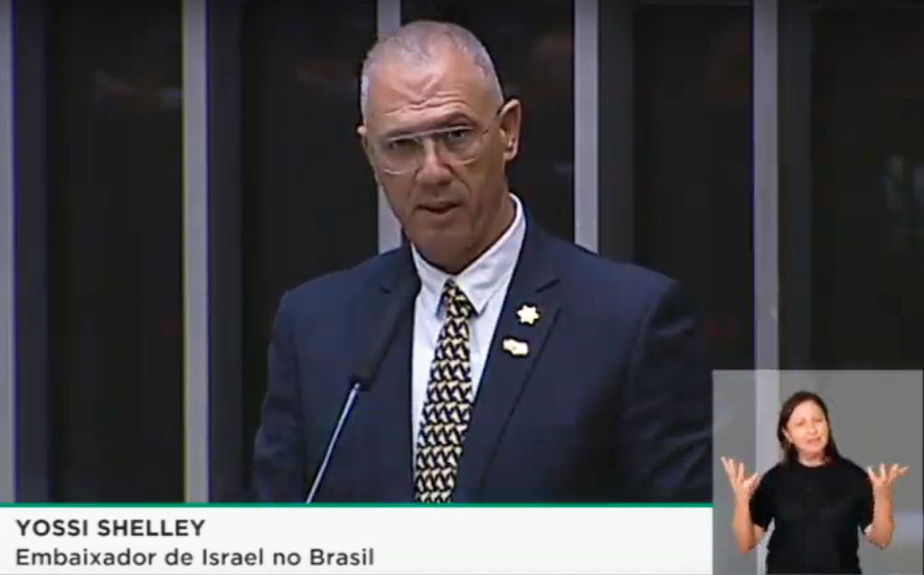 Embaixador de Israel no Brasil, Yossi Shelley, em discurso na Câmara dos Deputados. (Foto: Reprodução/TV Câmara)