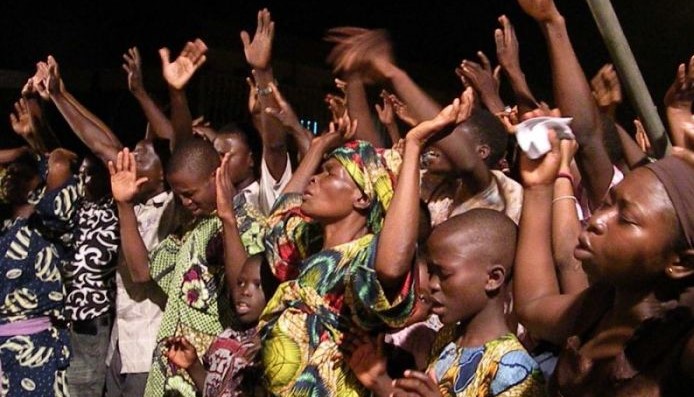 Cristãos cantam durante culto na Nigéria. (Foto: Reuters)