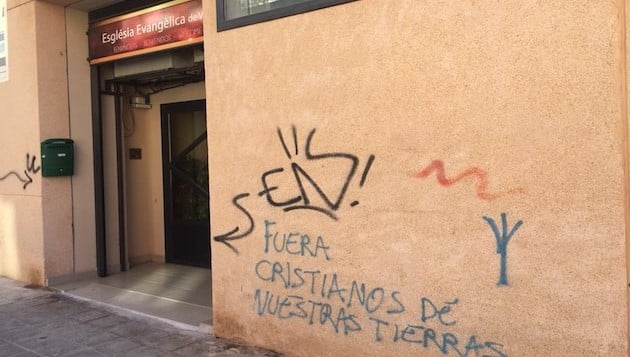 Fachada da igreja evangélica vandalizada. (Foto: Reprodução/Facebook)