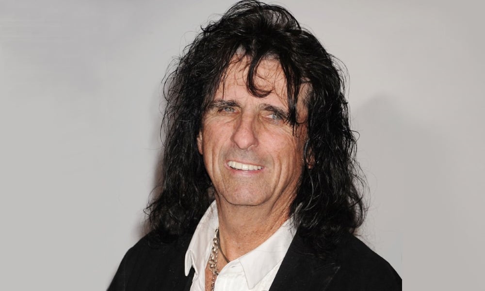 Com seu nome marcado no hall da fama do Rock, Alice Cooper hoje é um cristão convicto e ajuda jovens e adolescentes a abandonarem as drogas e a criminalidade. (Foto: Hard Force)