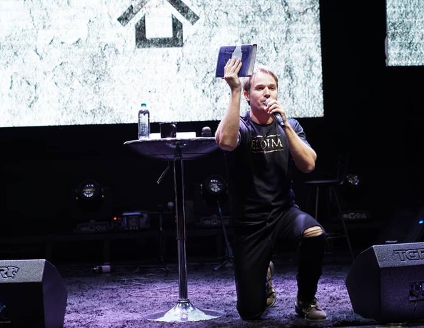 Cantor francês Chris Duran ministrando louvor em igreja. (Foto: Divulgação/Chris Duran)