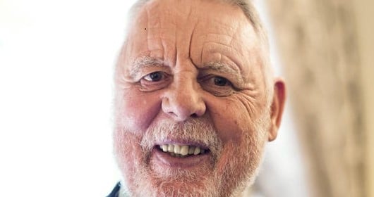 Terry Waite comemora 80 anos e planeja voltar a Beirute para continuar a trabalhar nos esforços de construção da paz. (Foto: Reprodução/Premier)