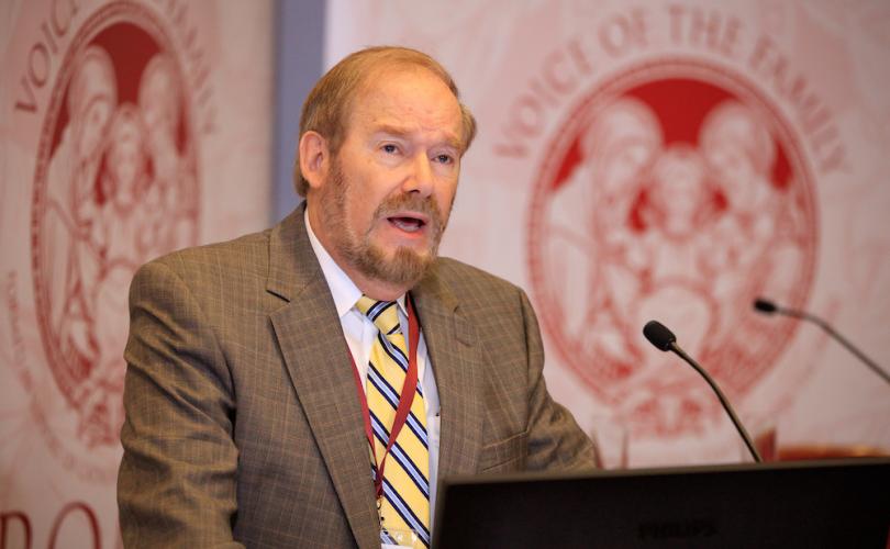 Steven Mosher, fundador e presidente do Population Research Institute, acusa China de extrair õrgãos de pessoas vivas. (Foto: Reprodução/LifeSite)