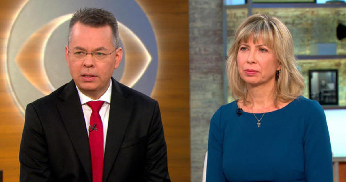 Pastor Andrew (esquerda) e sua esposa, Norine Brunson (direita) concedendo entrevista em uma emissora de televisão. (Imagem: CBS News)