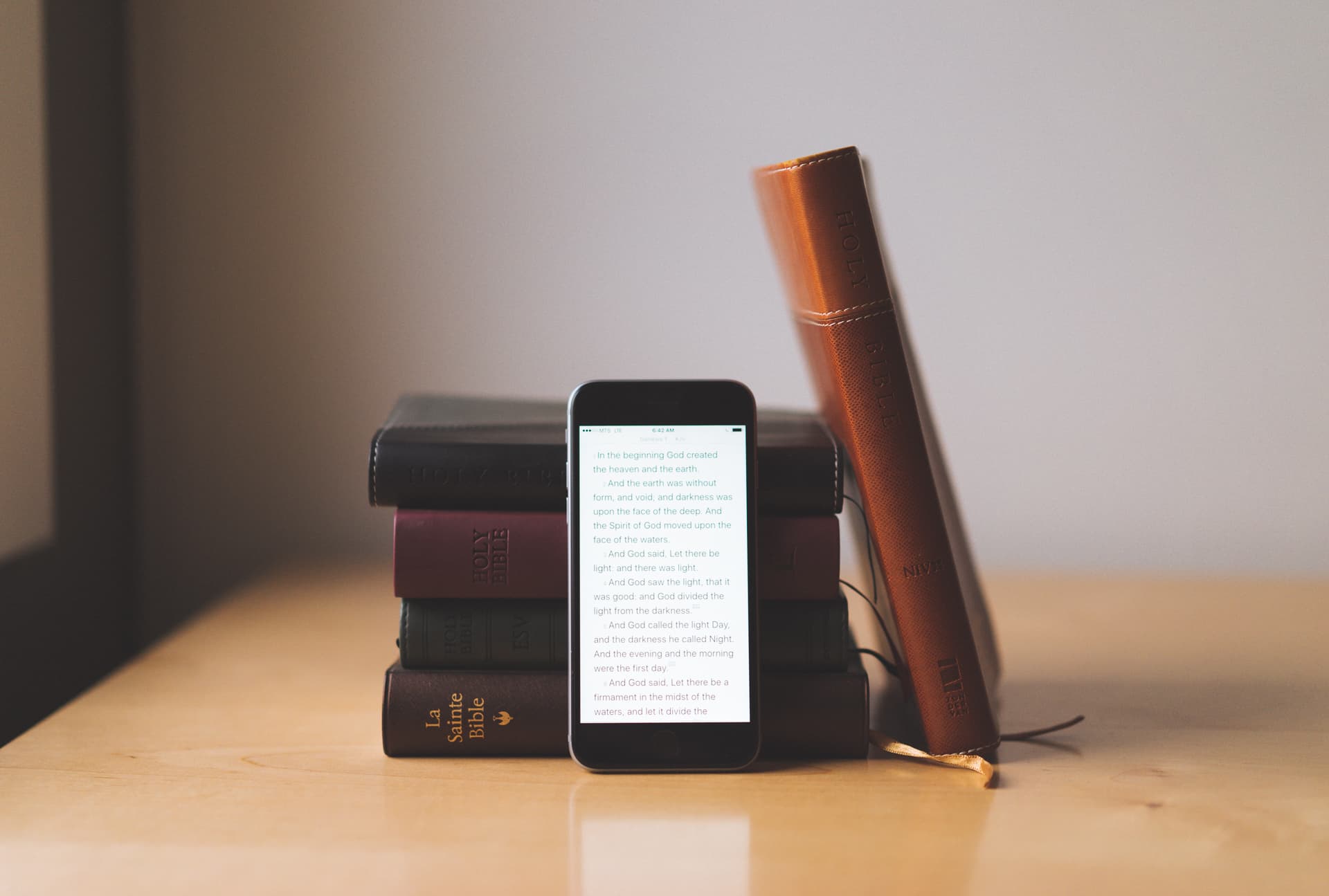SBB e YouVersion lançam Bíblia impressa com recursos digitais. (Foto: Reprodução/The Sweet Setup)