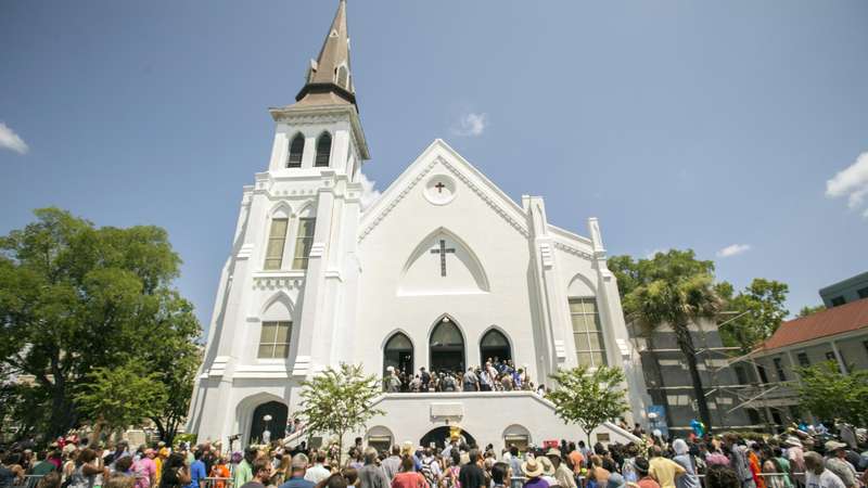Pessoas se reúnem em frente à Igreja Emanuel em Charleston após tiroteio que matou nove pessoas. (Foto: Stephen B. Morton/AP)