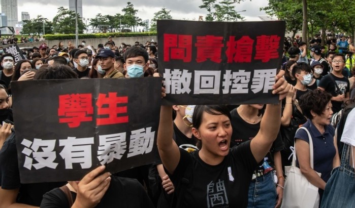 Manifestantes marcham após uma manifestação contra uma lei de extradição, em 17 de junho de 2019, em Hong Kong, China. (Foto: Billy H.C. Kwok/Getty Images)