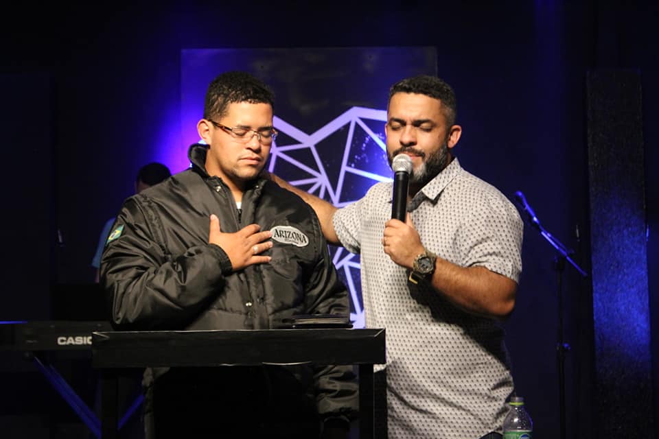 O motoboy Caíque Guilherme Santos recebeu uma oração do pastor da Igreja Metodista Wesleyana. (Foto: Facebook/Wesleyana SJC)