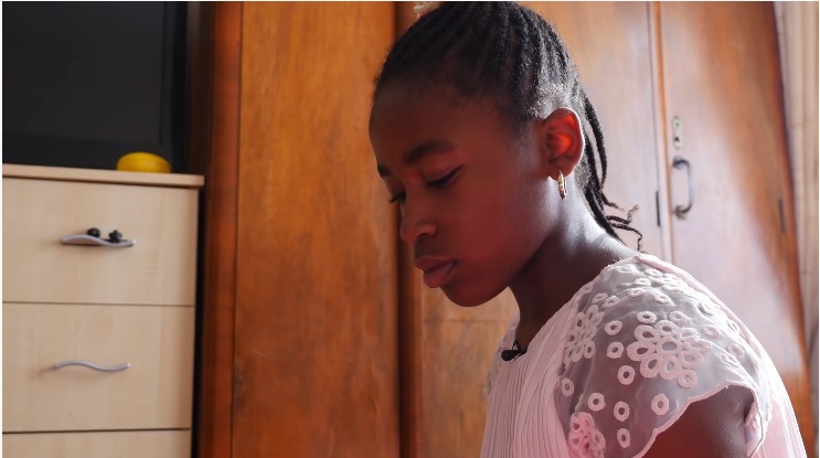Kaysey foi suspensa de sua escola, após ter se recusado a participar de uma atividade LGBT em sala de aula. (Foto: Youtube / Reprodução)