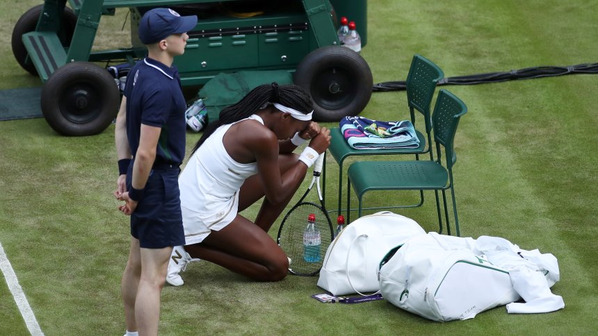 Tenista Coco Gauff, de 15 anos, agradece a Deus após fim de jogo. (Foto: Carl Recine/Reuters)