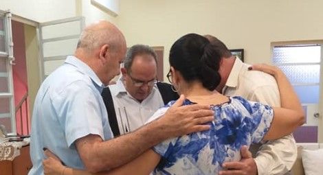 Líderes da Aliança Evangélica Cubana reuniram-se em oração, três foram impedidos de viajar. (Foto: Reprodução/CSW)