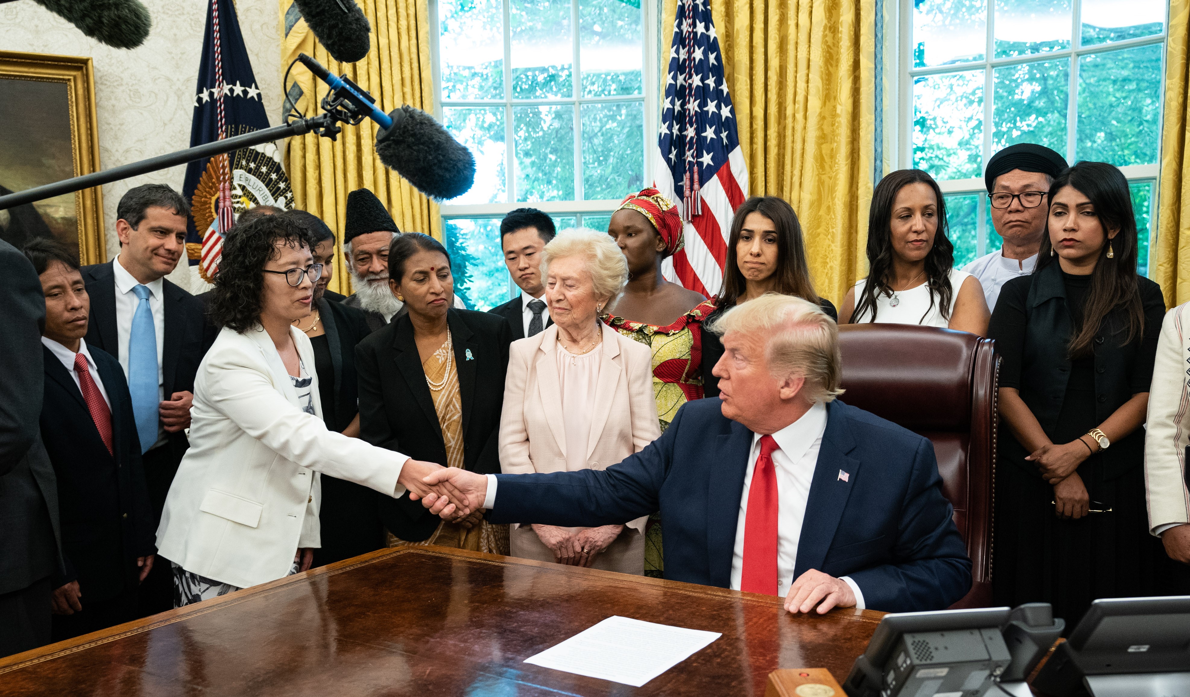 Trump recebe na Casa Branca vítimas de perseguição religiosas de diversos países. (Foto: Reprodução/Voice Of America)