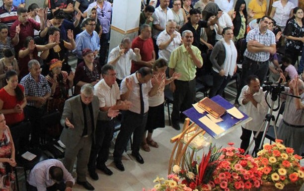 Cristãos argelinos durante culto na igreja. (Foto: Reprodução/SAT-7)