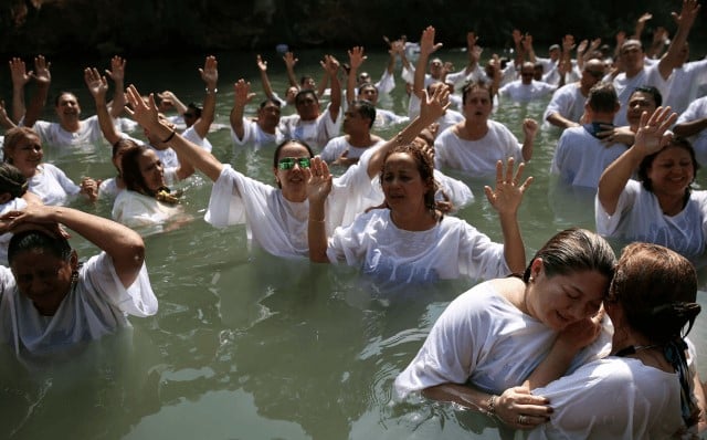 Ex-muçulmanos se voltam para Jesus e se batizam no Irã. (Foto: Reprodução/Believers)