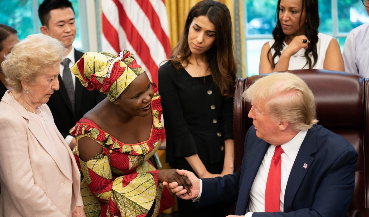 Esther cumprimenta o presidente dos EUA, Donald Trump, na Casa Branca. (Foto: Reprodução/The White House)