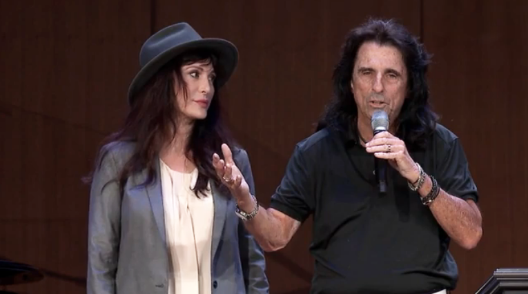 Alice Cooper contou seu testemunho ao lado da esposa na Igreja Parkside, em Ohio, nos EUA. (Foto: Fox 8 News)