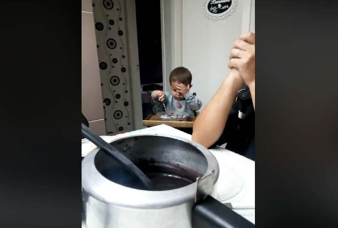 Vídeo de bebê comendo durante oração viraliza nas redes sociais