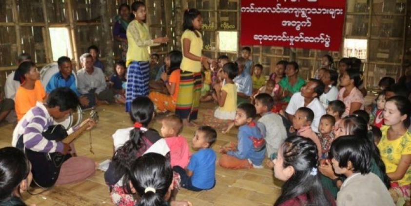 Grupo de cativos pelo Exército de Arakan inclui crianças. (Foto: Reprodução/ Khonumthung News)
