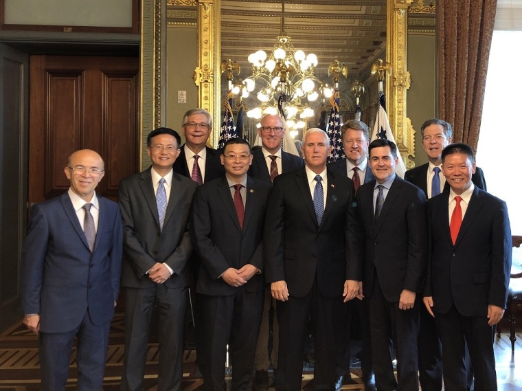 Vice-presidente dos EUA, Mike Pence, com defensores da Mesa Redonda da Liberdade Religiosa Internacional. (Foto: Casa Branca)
